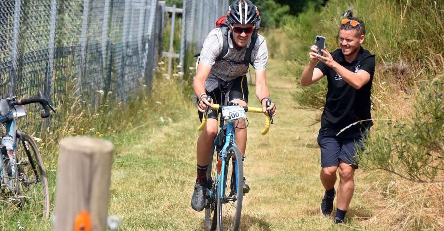 un coureur en perdition sur le mont chiniac avec un photographe amateur