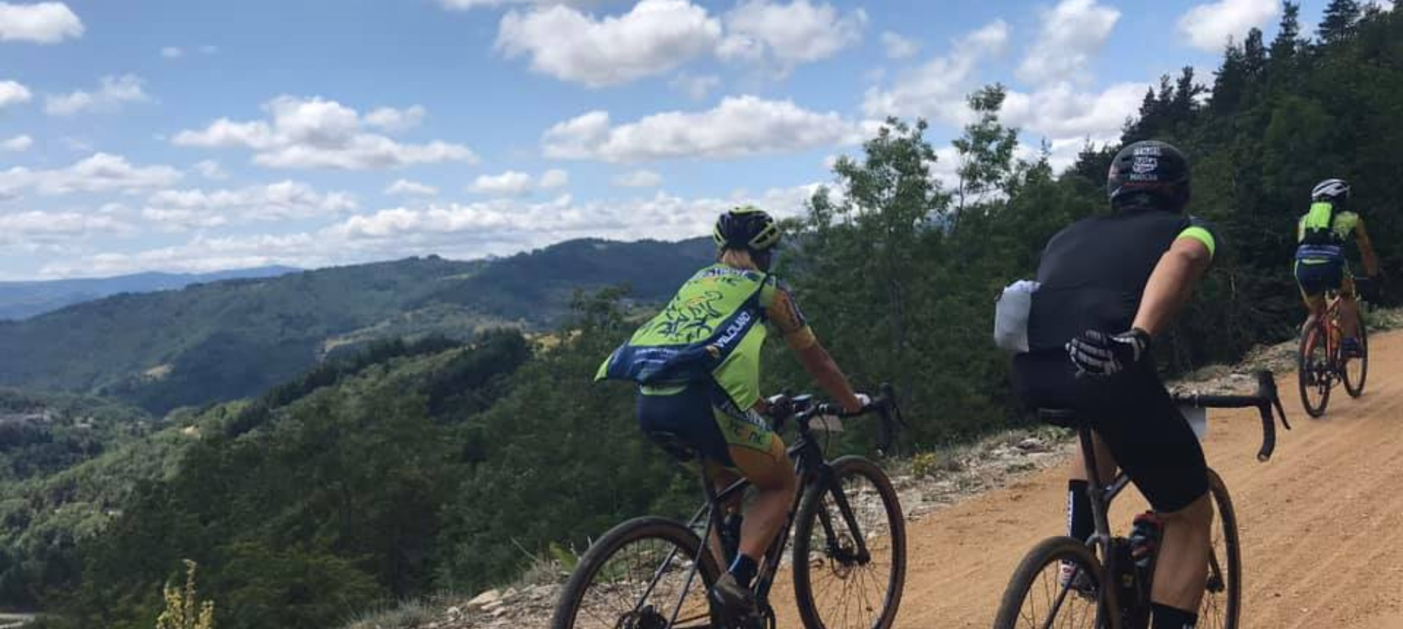 Des coureurs entrain de faire du gravel sur la dolce via