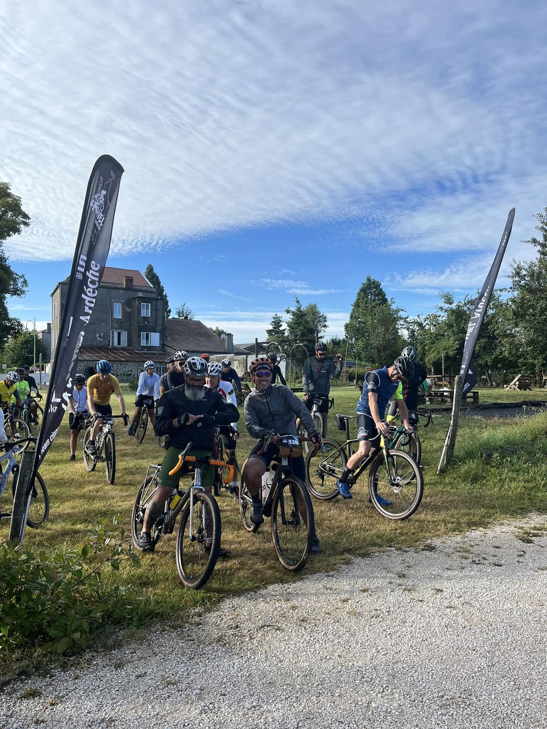 Ensemble des coureurs avant le départ à Saint-Agrève